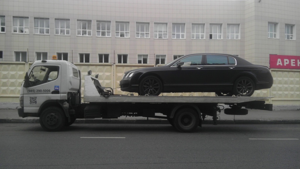 Bentley на эвакуаторе в Москве
